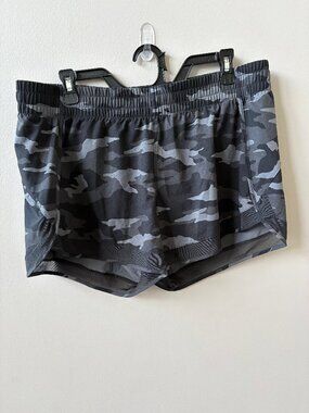 Athleta Mesh Racer Run Short 4", Size large, Black Camo Print